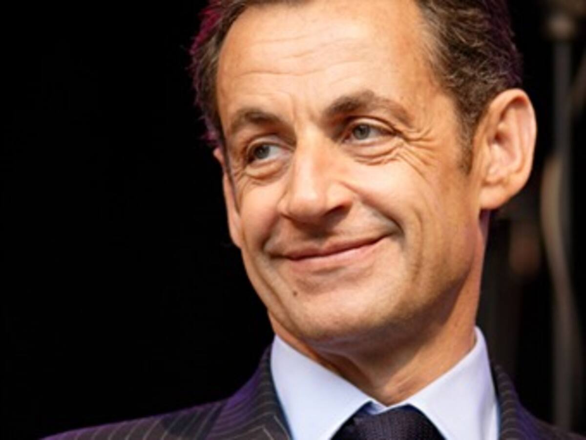 El presidente de Francia Nicolás Sarkozy sale del hospital donde fue ingresado tras sufrir un desmayo
