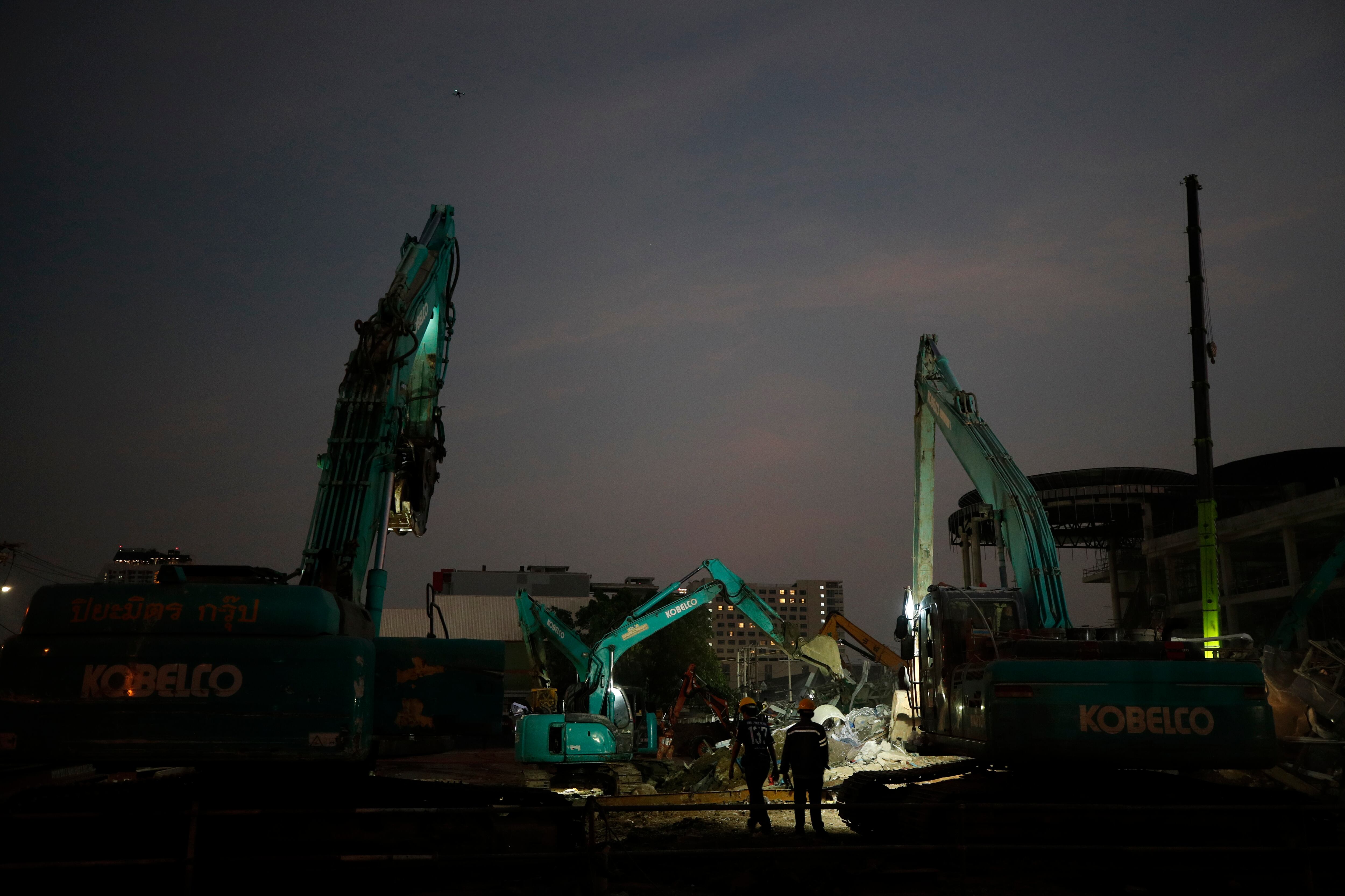 BANGKOK (Thailand), 29/03/2025.- Rescue workers carry out a search operation at the site of a building that collapsed following an earthquake in Bangkok, Thailand, 29 March 2025. According to Suriyachai Rawiwan, Director of the Department of Disaster Prevention and Mitigation, at least seven people were confirmed dead while at least 85 workers were still missing under the rubble following a 7.7-magnitude earthquake that struck Myanmar and caused tremors in neighboring Thailand. (Terremoto/sismo, Birmania, Tailandia) EFE/EPA/RUNGROJ YONGRIT