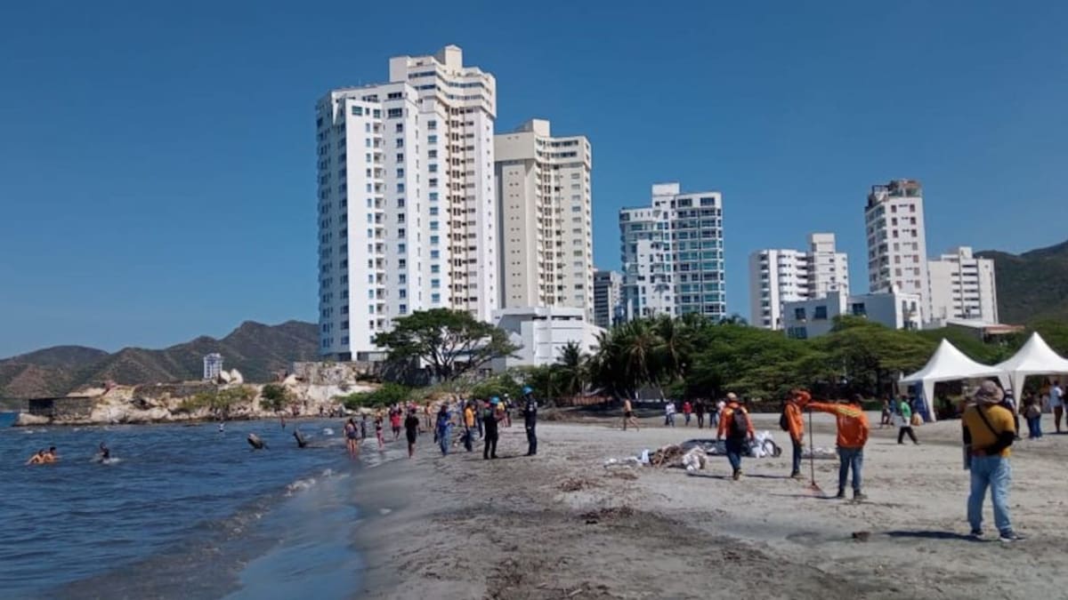 Retiran gran cantidad de residuos sólidos de Playa Salguero
