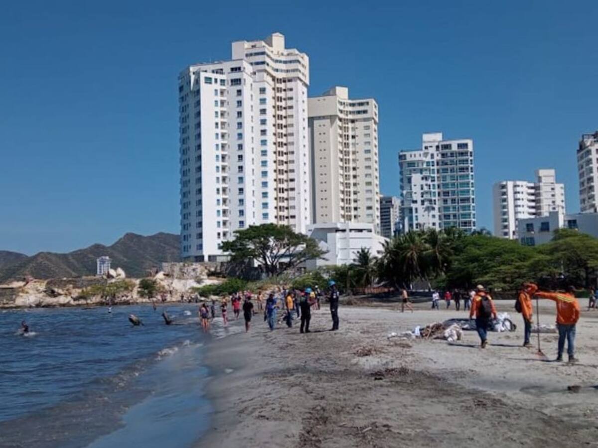 Retiran gran cantidad de residuos sólidos de Playa Salguero