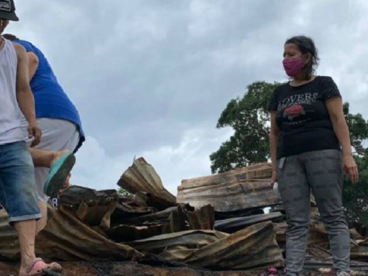 Entregan ayudas a damnificados por incendio en el asentamiento La Cuyanita