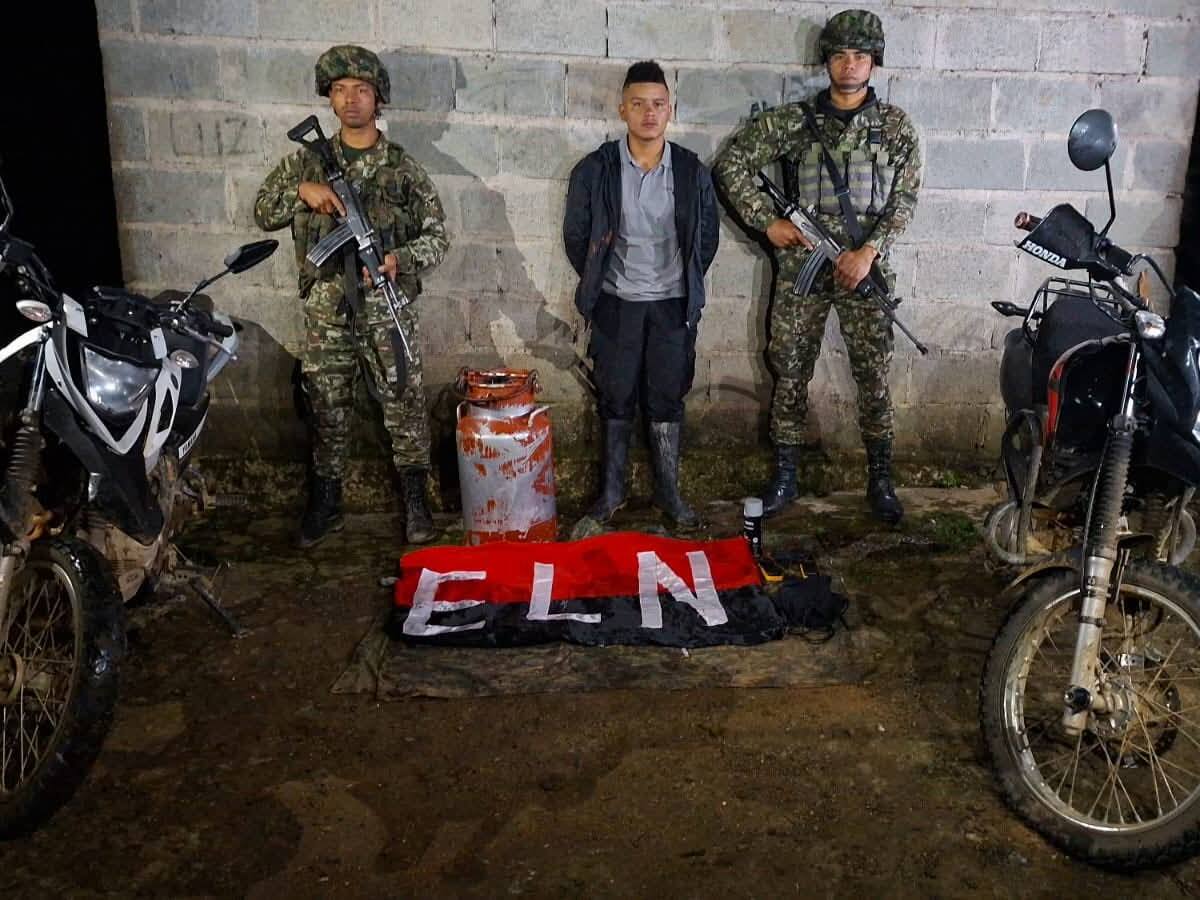 Ejército frustró ataque del ELN en Antioquia: dos capturados cuando instalaban explosivo en la vía