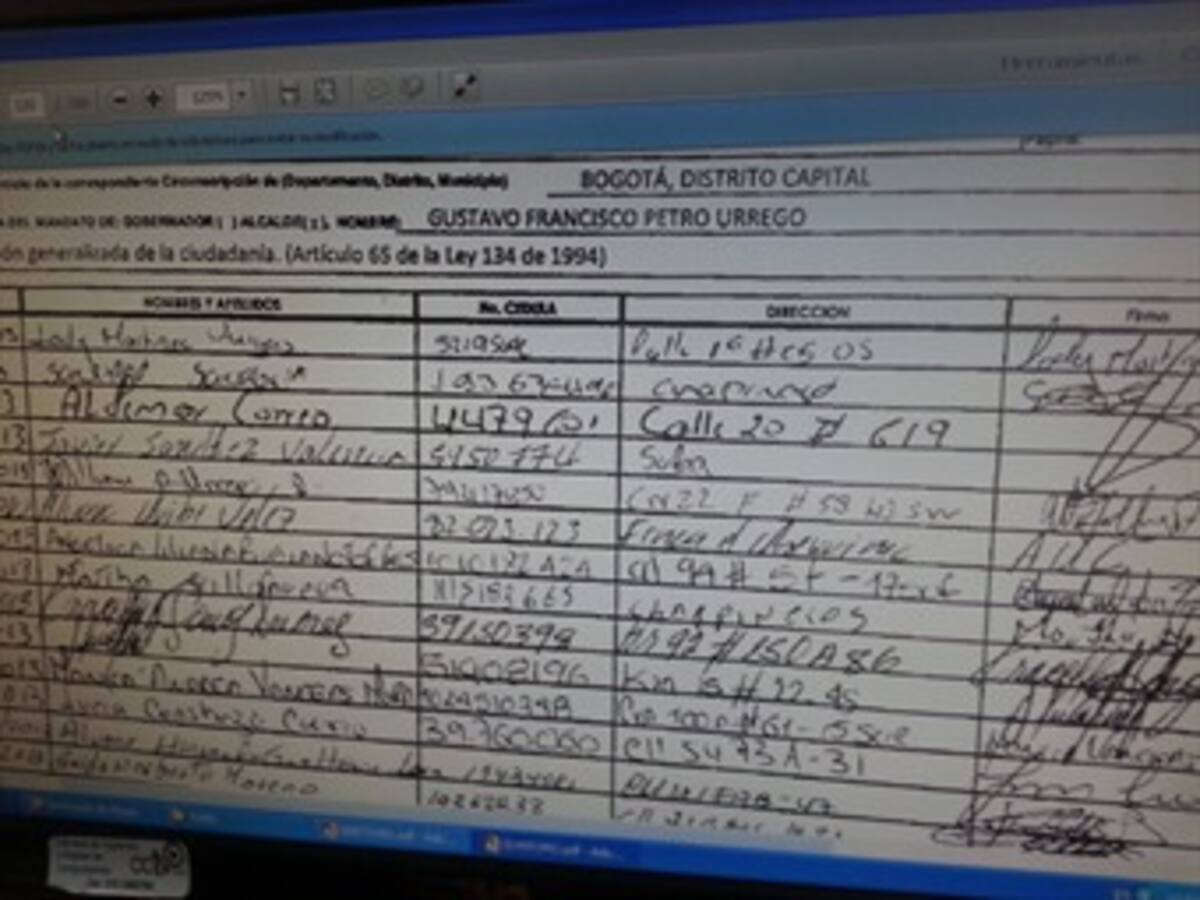 A $100 pagan por revisión de cada firma para revocatoria de Petro