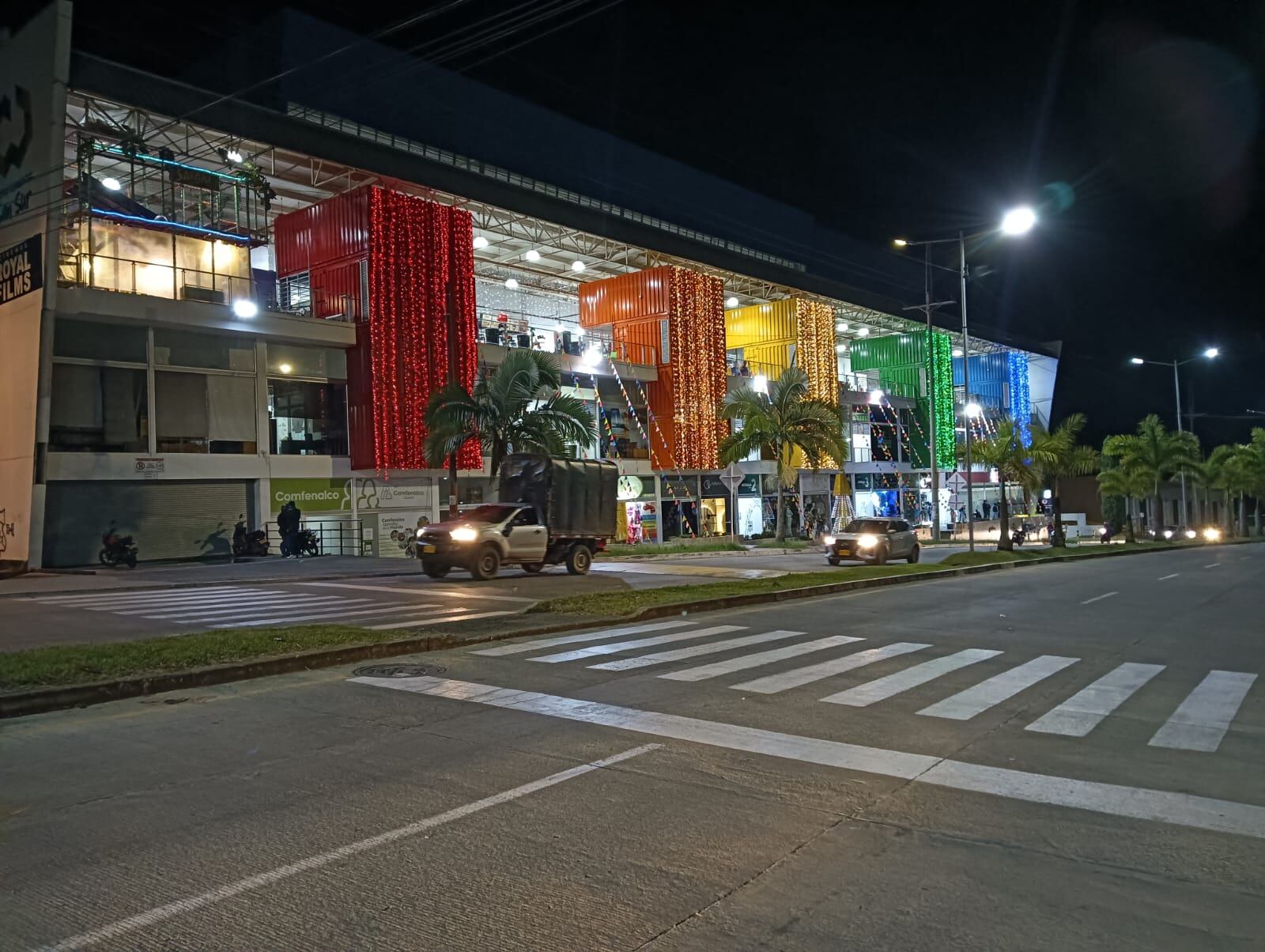 El centro comercial San Sur de Armenia y su alumbrado navideño. Foto Adrián Trejos