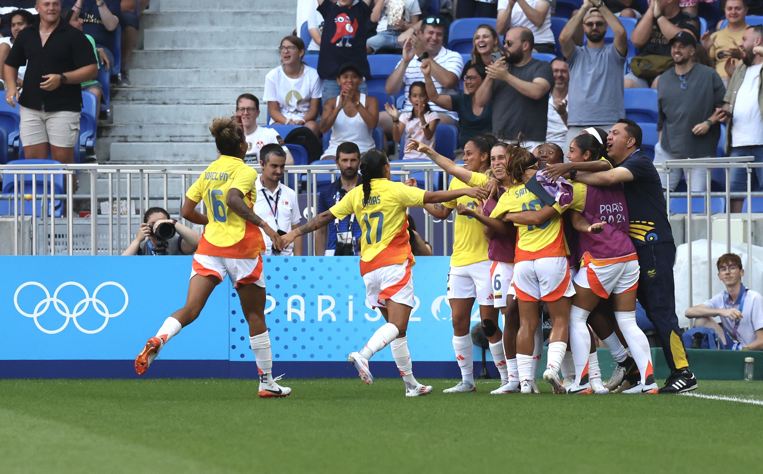 Las jugadoras de la Selección Colombia festejan uno de sus goles ante España en los Juegos Olímpicos. (Photo by Claudio Villa/Getty Images)