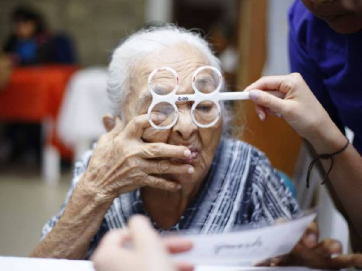600 adultos mayores de Bolívar beneficiados con entregas de gafas