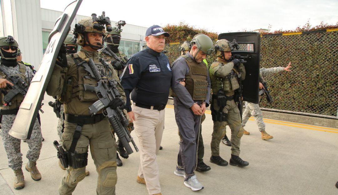 'Otoniel' en el aeropuerto militar CATAM, a punto de abordar el avión que lo llevó a Estados Unidos. 