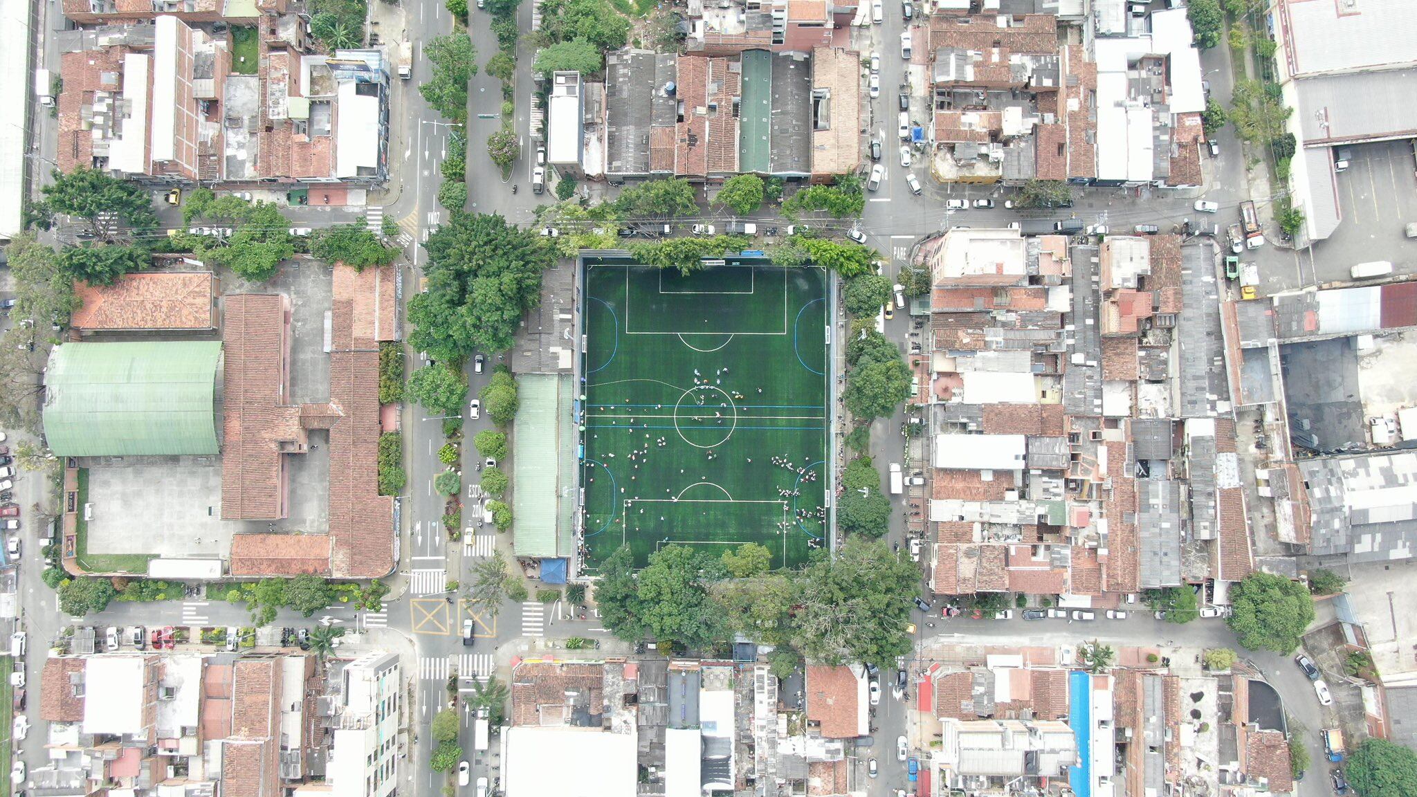 Cancha sintética renovada en Medellín. Cortesía: Alcaldía de Medellín