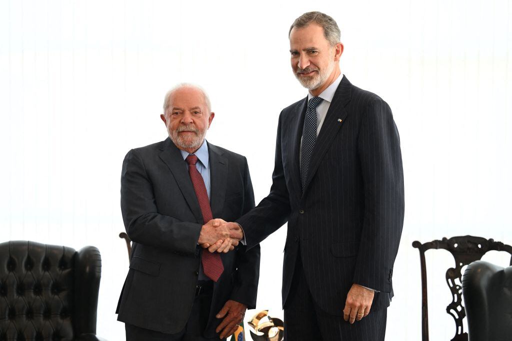 Brazil's President Luiz Inacio Lula da Silva (L) meets King Felipe VI of Spain (R) in Brasilia on January 2, 2023. Getty Images.
