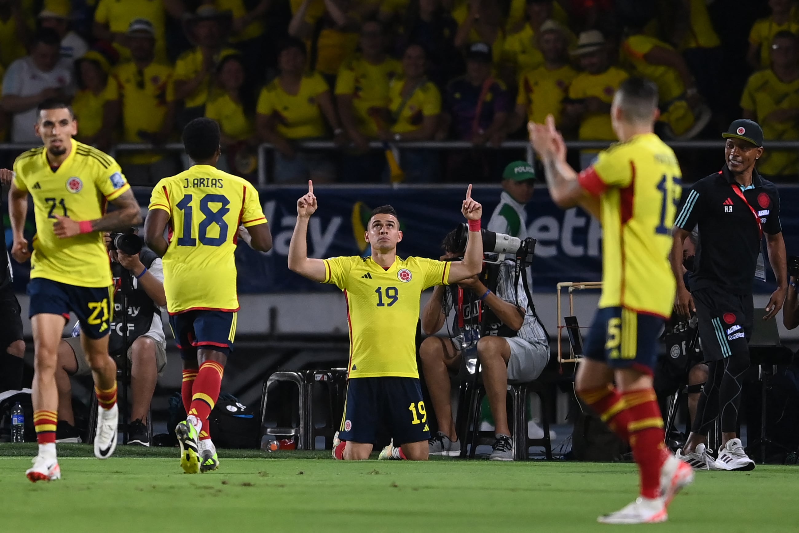 Rafael Santos Borré celebra el primer gol de Colombia en las Eliminatorias. (Photo by JUAN BARRETO / AFP) (Photo by JUAN BARRETO/AFP via Getty Images)