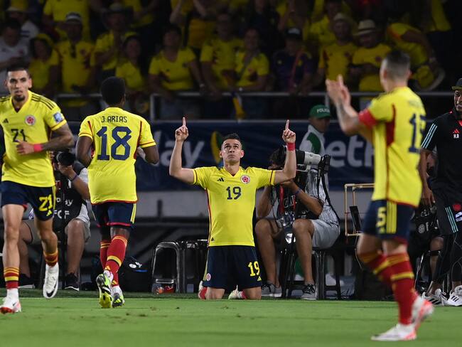 Rafael Santos Borré celebra el primer gol de Colombia en las Eliminatorias. (Photo by JUAN BARRETO / AFP) (Photo by JUAN BARRETO/AFP via Getty Images)