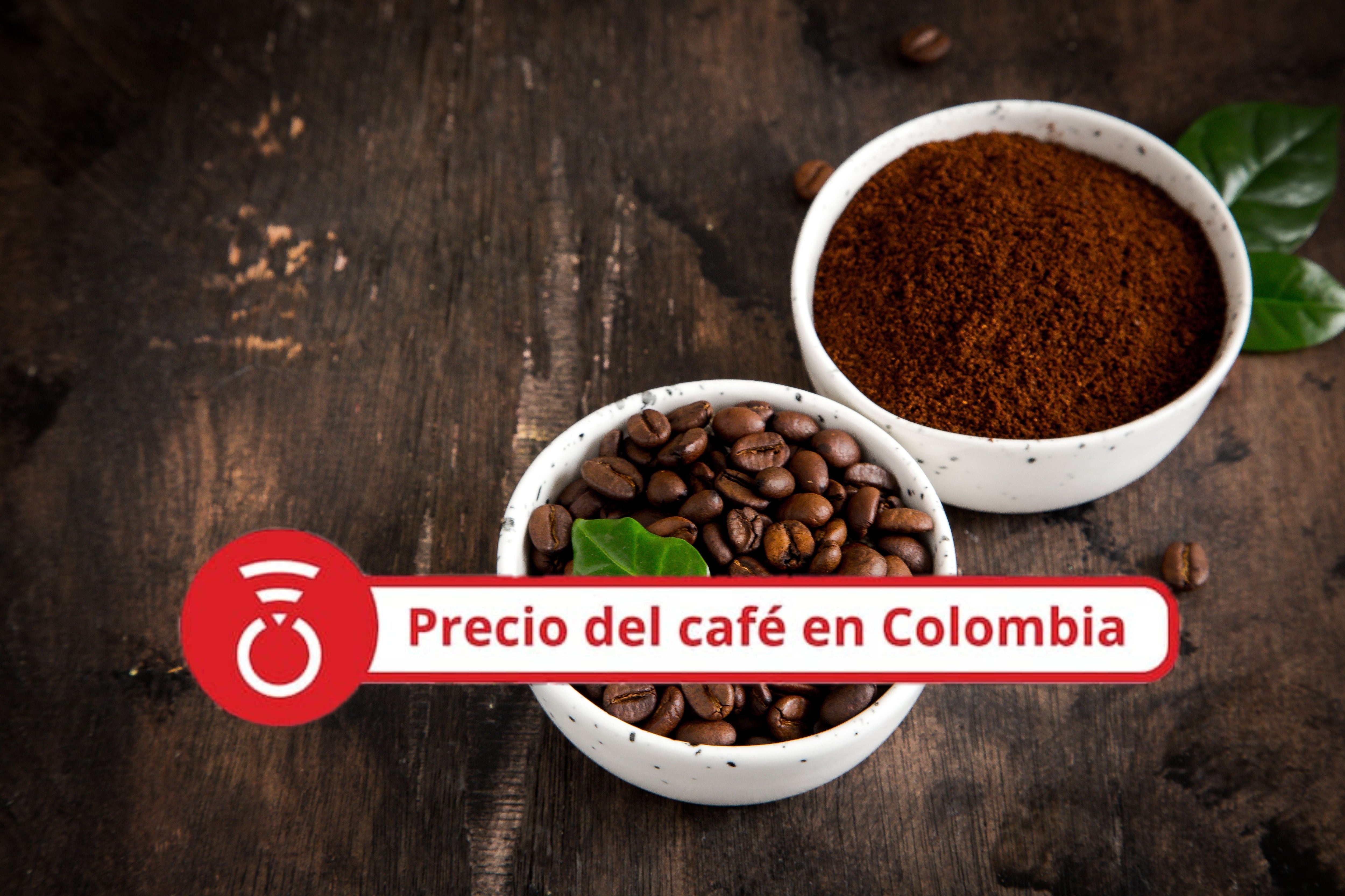 Granos de café y café molido en cuencos con hoja de árbol de café. Foto Getty Images