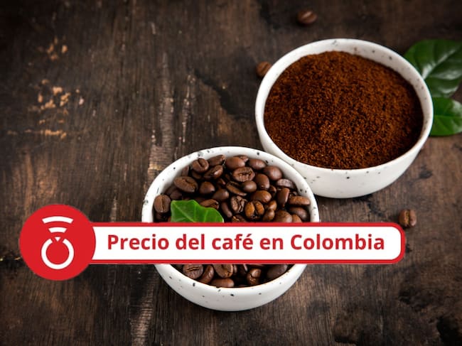 Granos de café y café molido en cuencos con hoja de árbol de café. Foto Getty Images