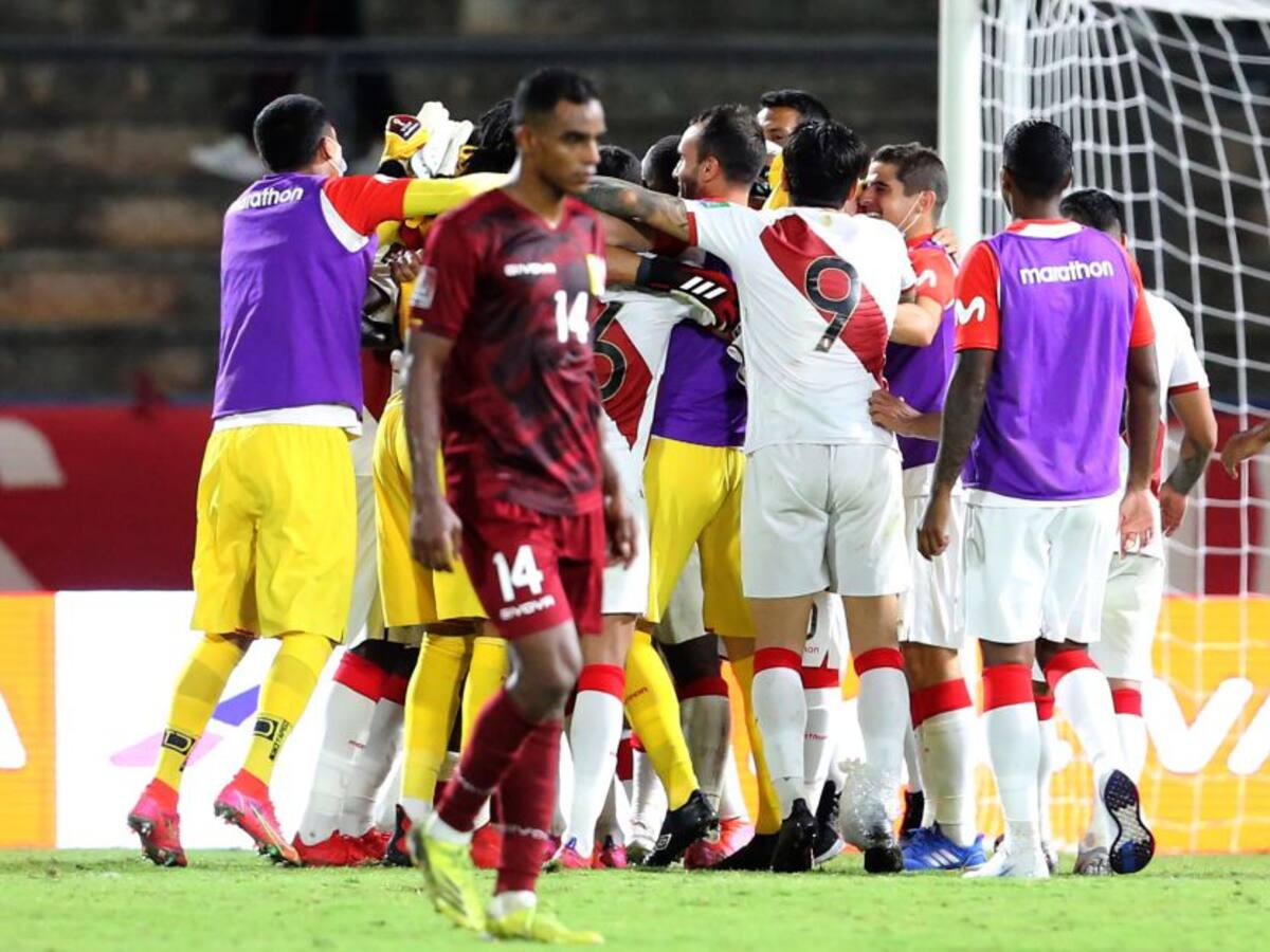 Perú vence 2-1 a Venezuela y revalida opciones de clasificar al Mundial