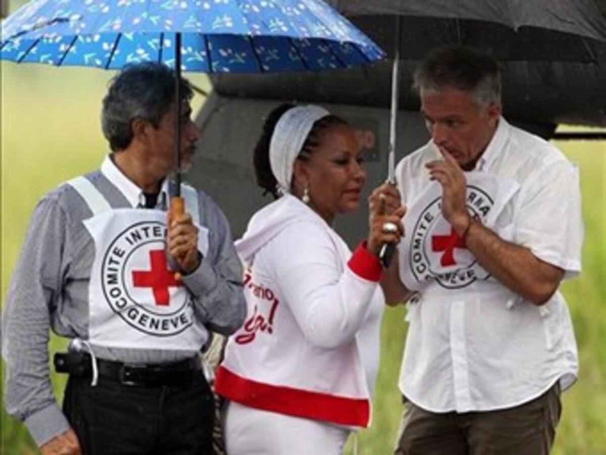 Piedad Córdoba participa en operativo que va por los restos del Mayor Guevara
