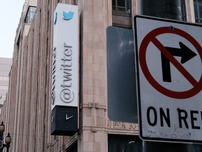 Twitter intenta recontratar exempleados y retrasa el cobro de verificación de cuenta