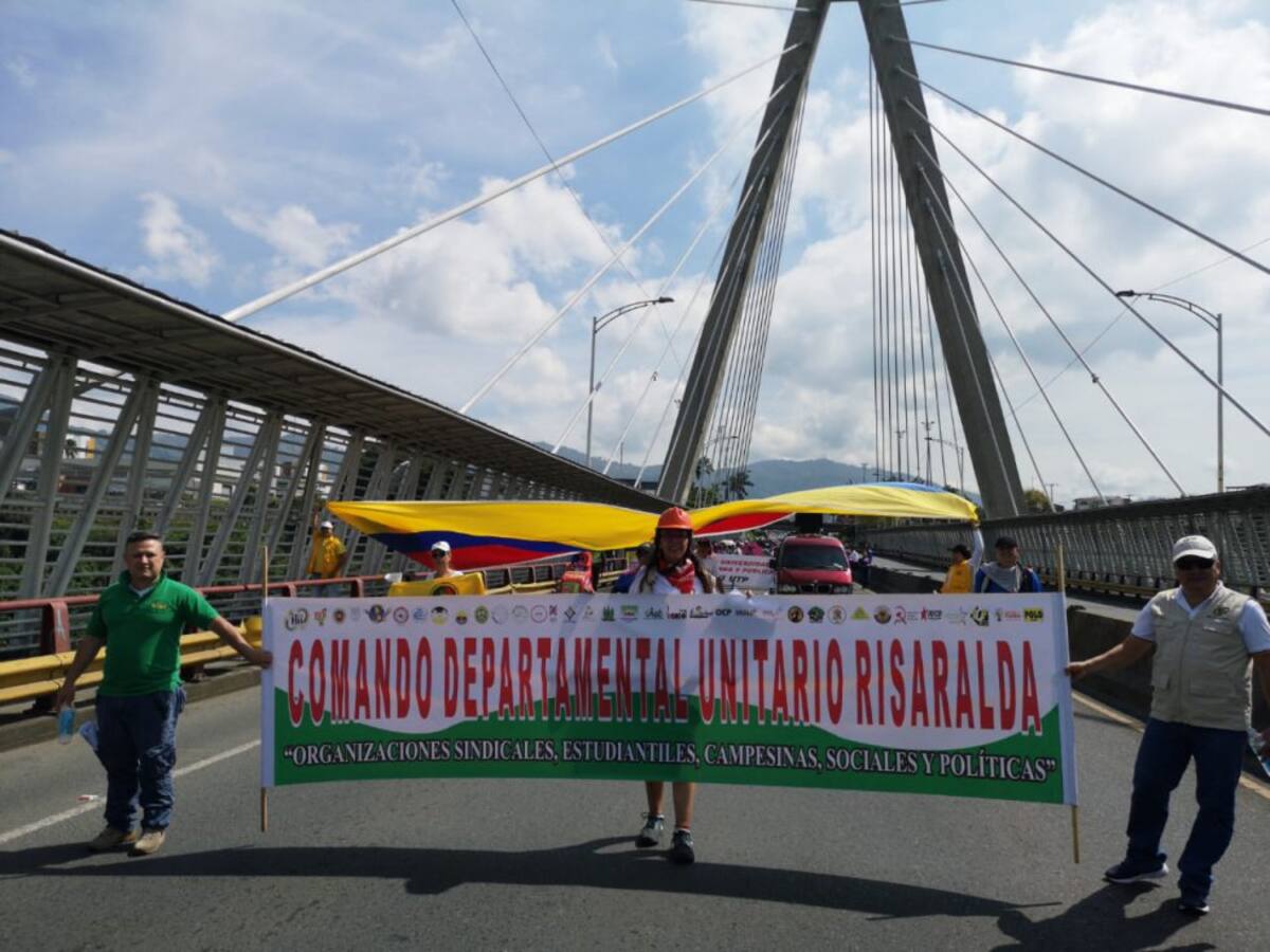 Cerca de 500 personas marchan por las principales calles de Pereira y Dosquebradas en Risaralda, en conmemoración al día internacional del trabajo, centrales obreras, sindicatos y estudiantes acompañan la movilización, en donde se exigen garantías laborales óptimas, se pide frenar la informalidad que en el área metropolitana alcanza el 50% y mejorar las condiciones de los maestros de Colombia. La marcha partió desde Dosquebradas, tomaron el viaducto César Gaviria Trujillo y culminará con un plantón en la Plaza de Bolívar de Pereira.