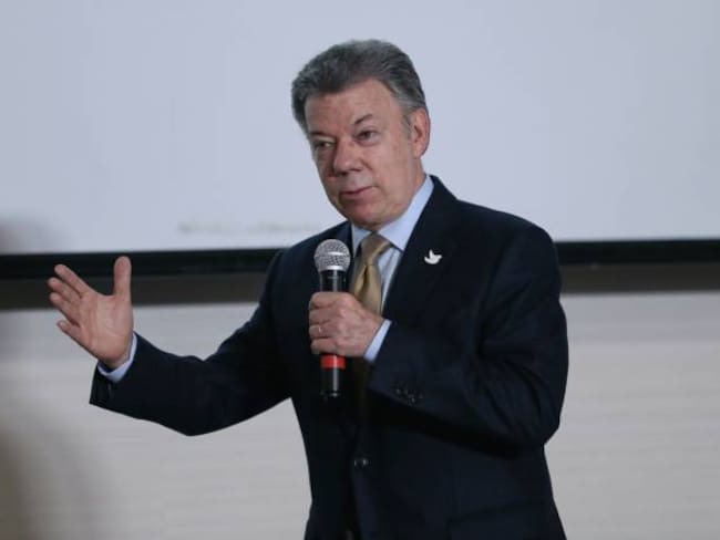 Santos confirma que cese el fuego con el Eln inicia el 1 de octubre