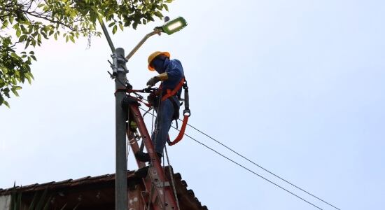 Ante quejas de falta de alumbrado público se refuerzan cuadrillas