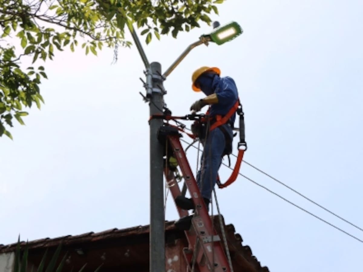 Ante quejas por falta de alumbrado público refuerzan cuadrillas de arreglo y mantenimiento