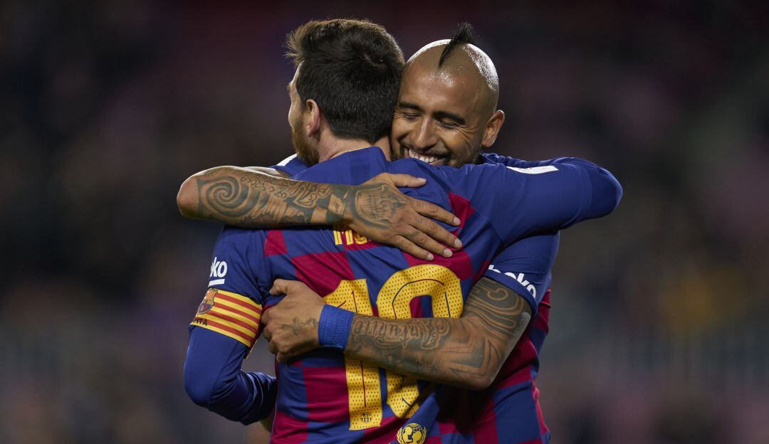 Leo Messi junto a Arturo Vidal tras una de las anotaciones