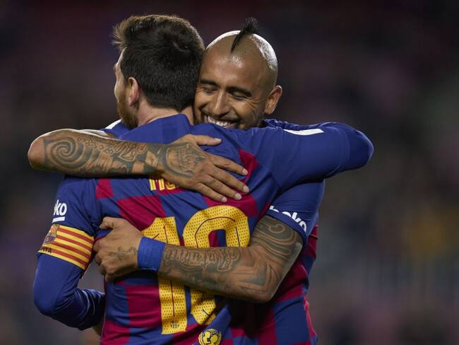 Leo Messi junto a Arturo Vidal tras una de las anotaciones