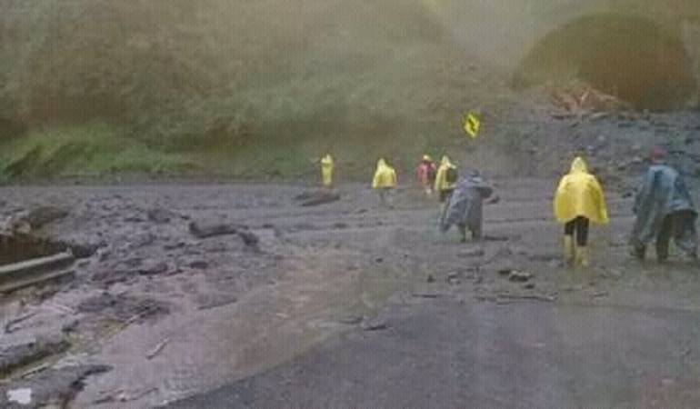 Derrumbes en la vía hacia el Alto de la Línea
