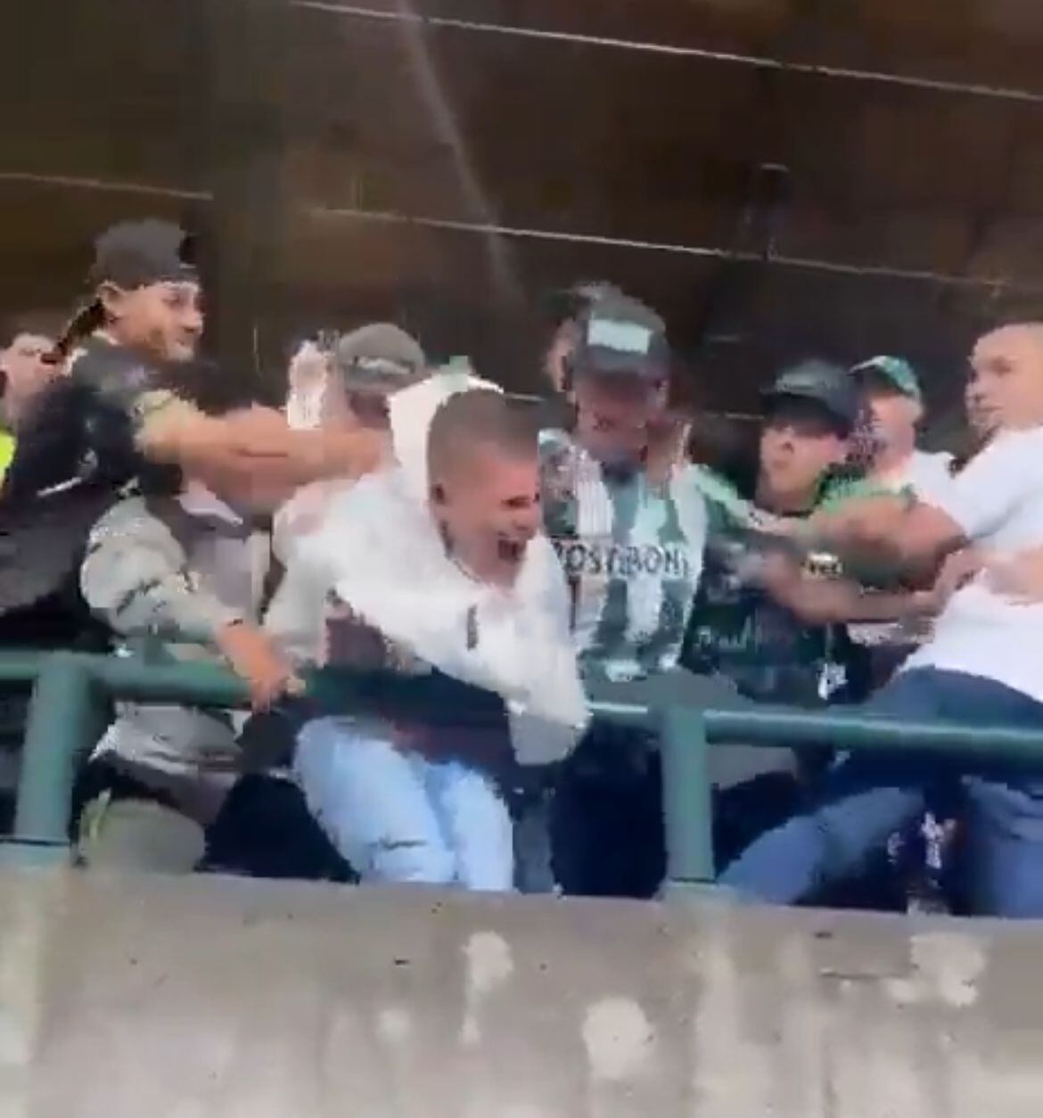 Agresión de hinchas del Nacional contra hinchas del Junior. Foto: Cortesía.