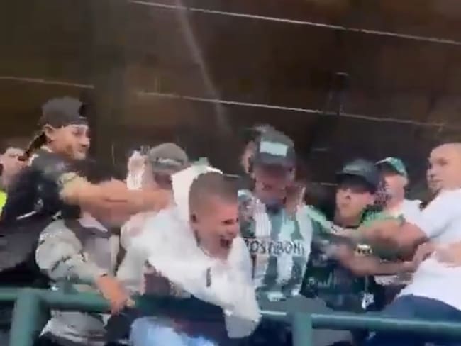 Agresión de hinchas del Nacional contra hinchas del Junior. Foto: Cortesía.