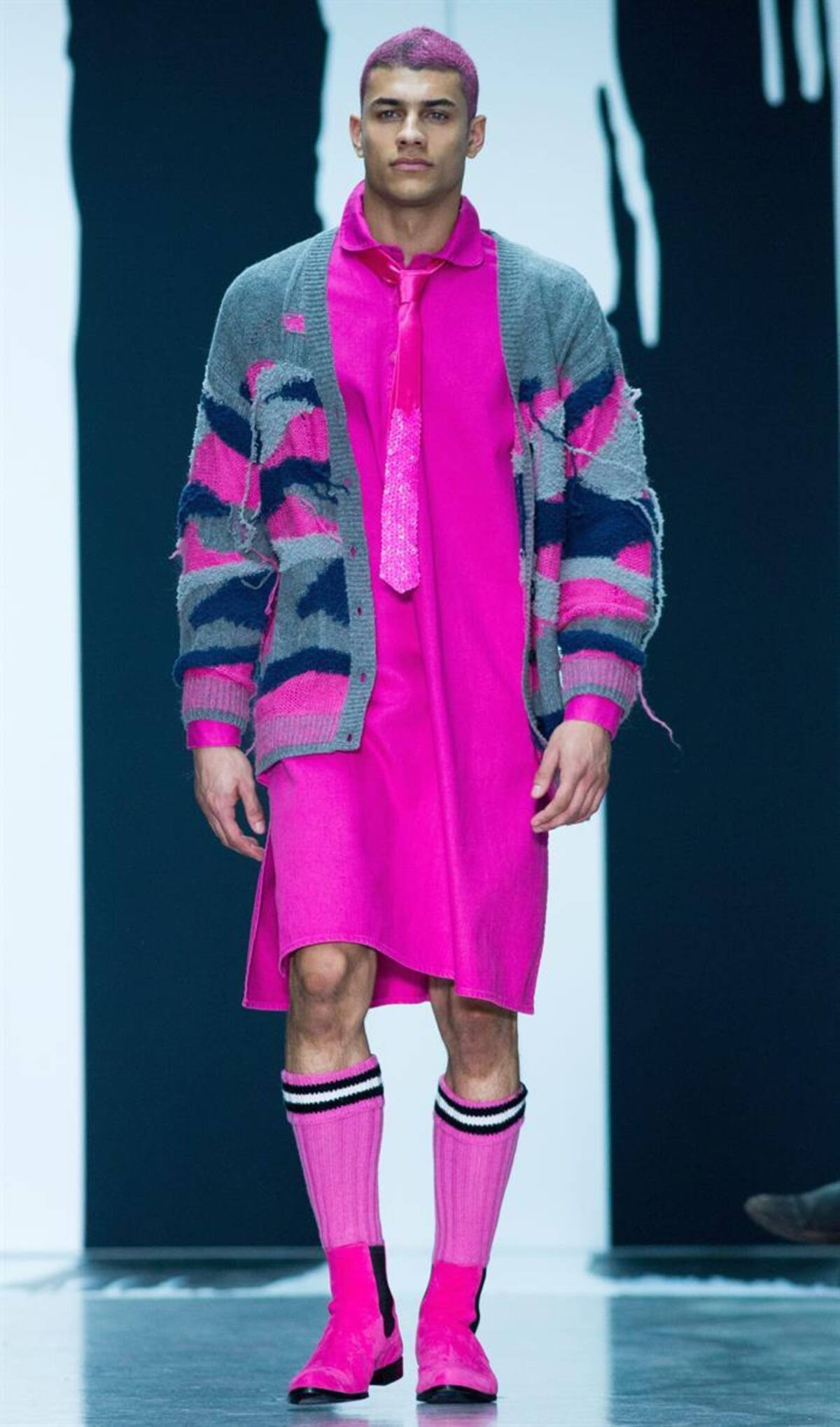 Una serie de modelos presentan la colección de otoño, invierno 2015 en la semana de la moda masculina en Londres, Inglaterra, que se realizará hasta el próximo 12 de enero.