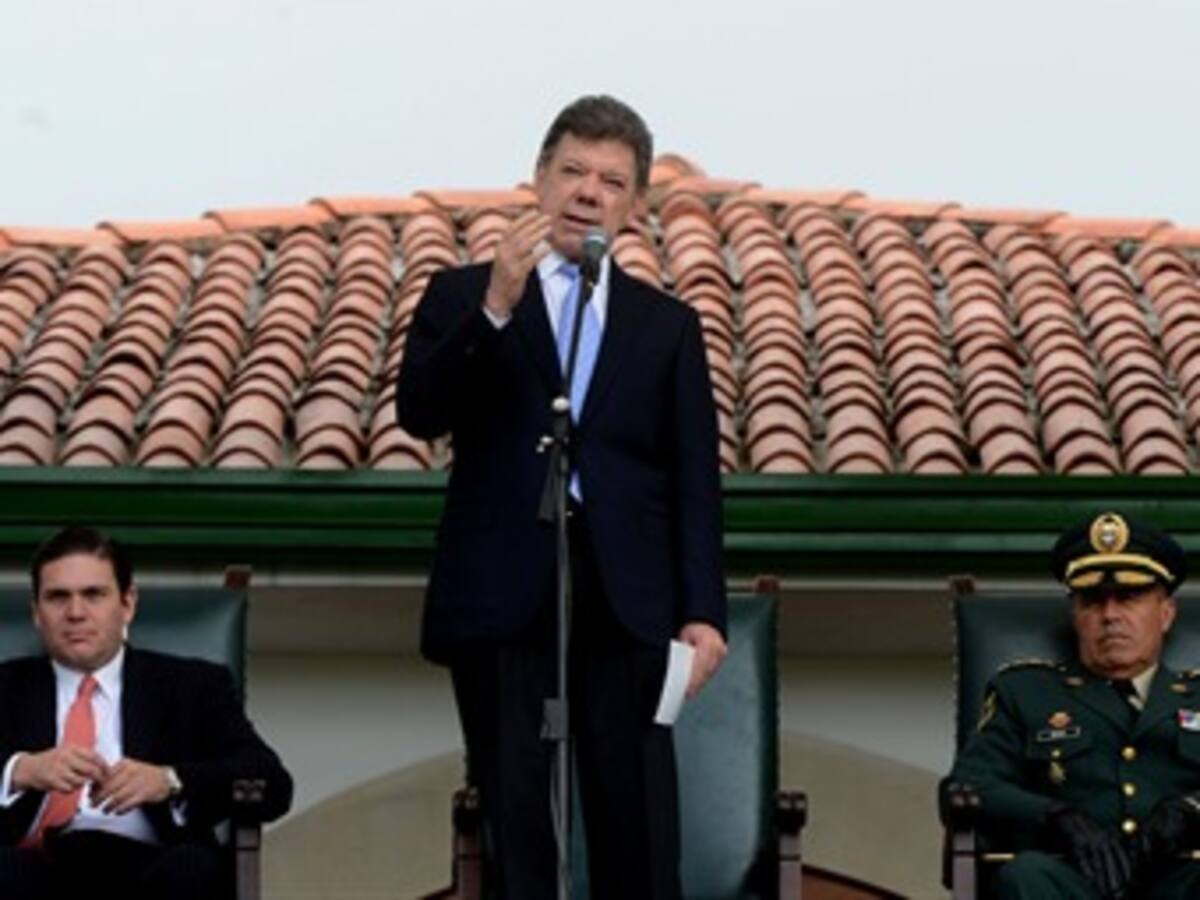 Si las Farc están amenazando sindicalistas estaría en riesgo el proceso de paz: Santos