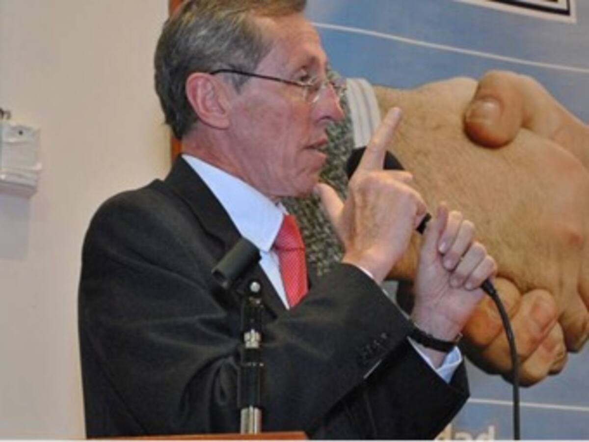 Navarro arremete contra el "Santismo" por salvavidas a minorías