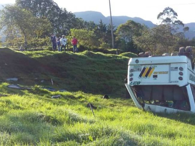 Un niño muerto y diez más heridos en accidente de bus escolar en Buenavista, Boyacá