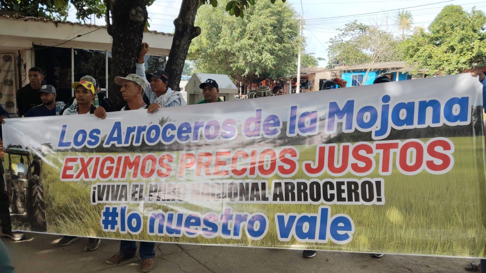 Arroceros de La Mojana bloquean la Troncal de Occidente, a la altura de la Yé, en Sahagún, Córdoba.