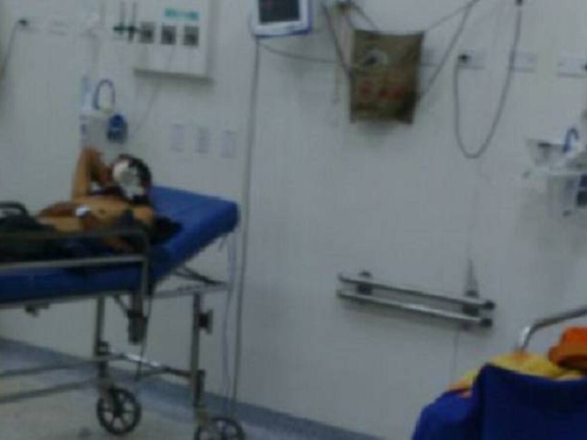 Hombre llega al hospital Universitario con cuchillo clavado en su cara