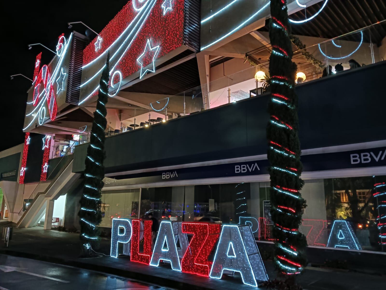 Alumbrado navideño en el centro Comercial Plaza Flora en Armenia. Foto: Adrián Trejos