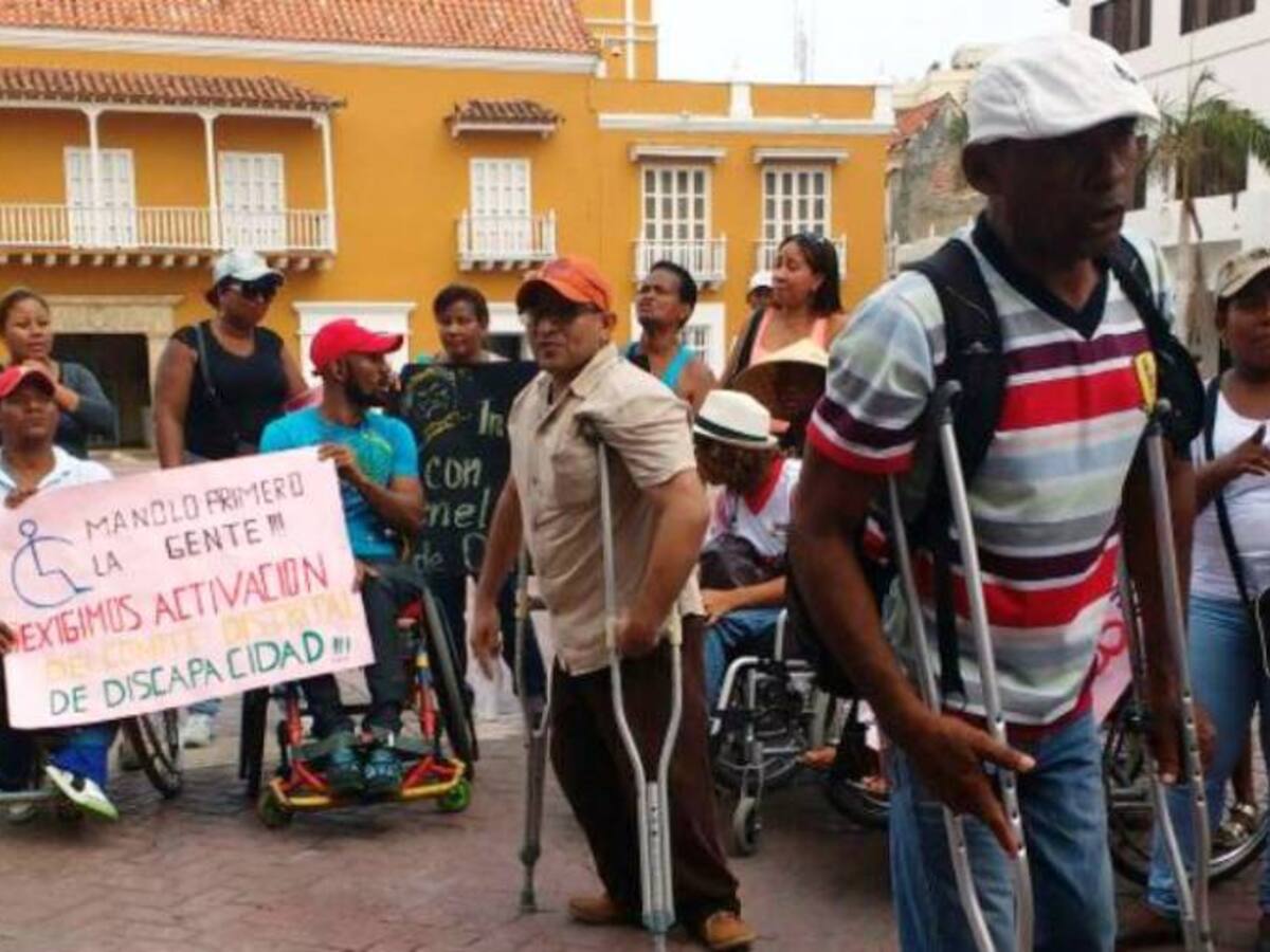 Personas en condición de discapacidad realizaron plantón frente a la alcaldía