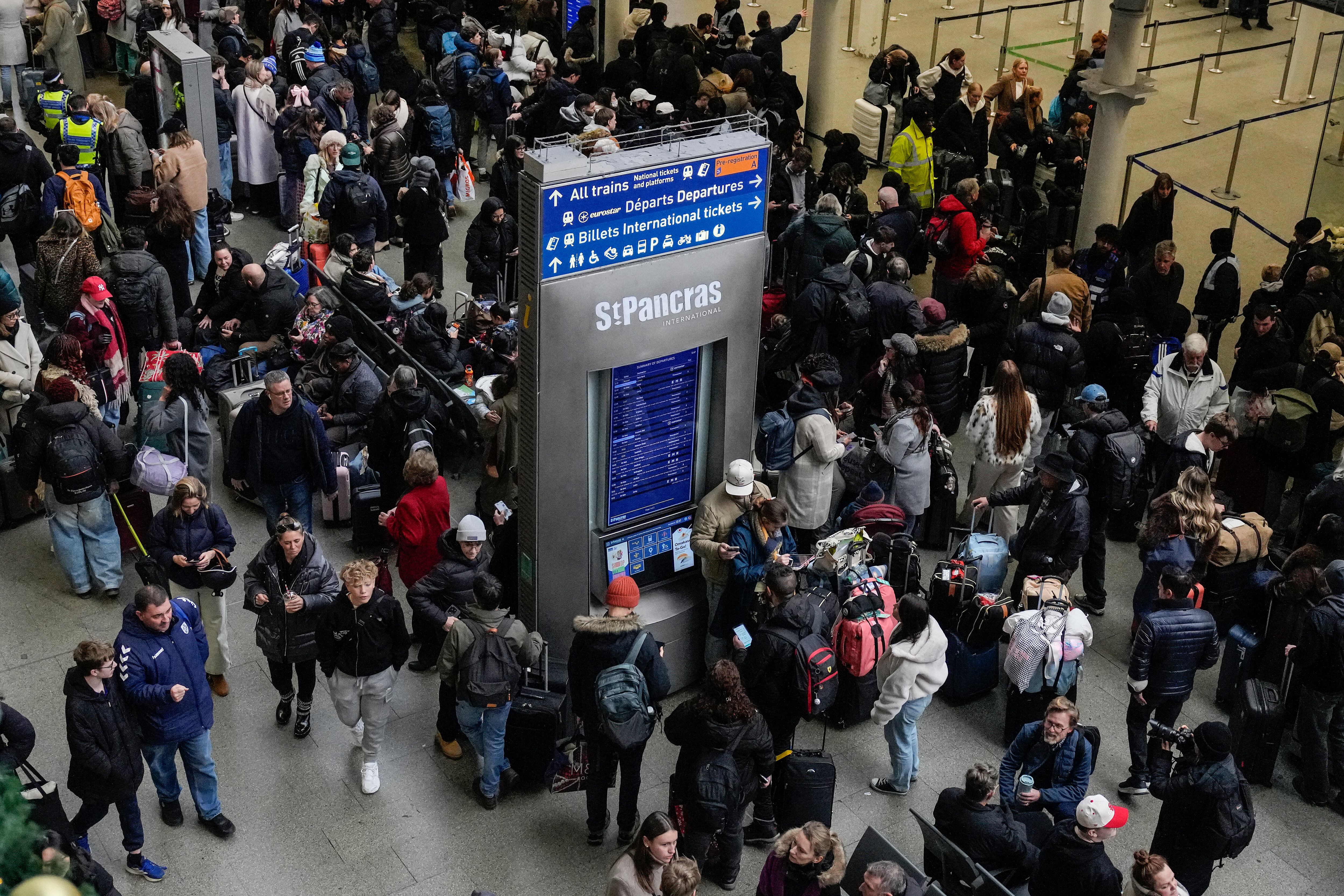 Los viajeros se agolpan frente a la zona de salidas internacionales de la estación de St. Pancras en Londres el 30 de diciembre de 2025, tras la suspensión del servicio de trenes Eurostar entre Gran Bretaña y Europa continental. Eurostar aconsejó a los pasajeros que pospusieran sus viajes del 30 de diciembre, alegando "perturbaciones importantes", incluyendo graves retrasos y cancelaciones. (Foto de CARLOS JASSO / AFP)