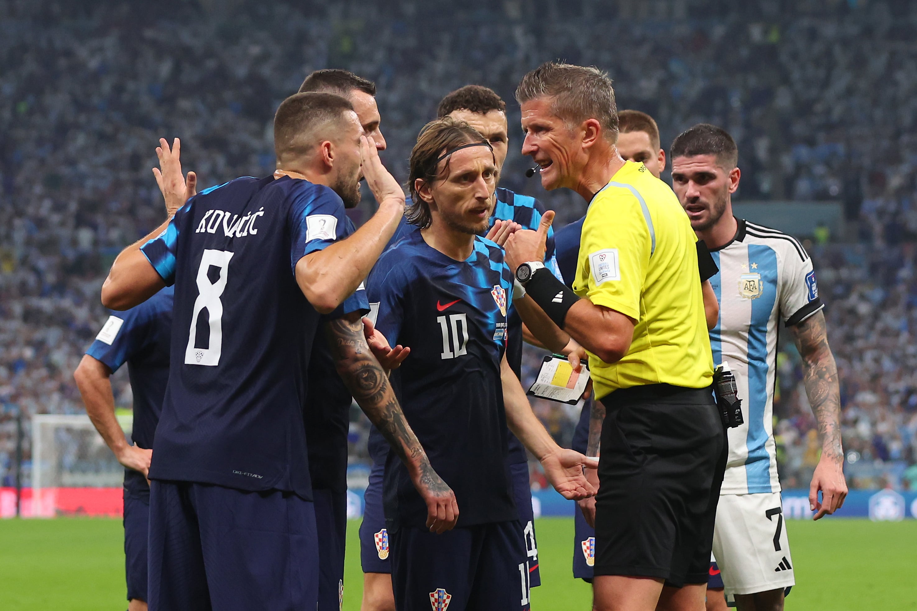 Luka Modric reclamando la decisión de Daniele Orsato por el penalti contra Julián Álvarez. (Photo by Marc Atkins/Getty Images)