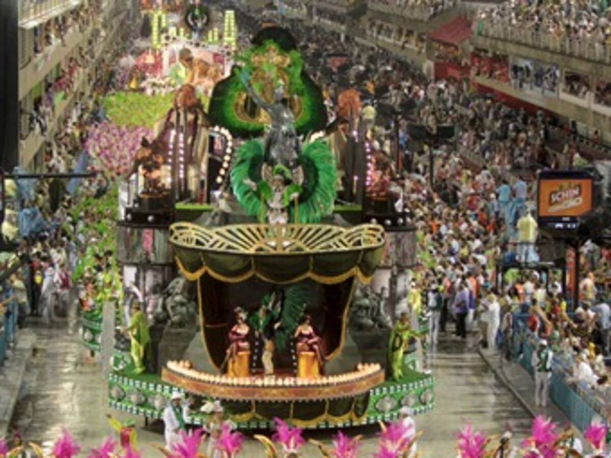 Las escuelas de samba llevan a Río al éxtasis en el cenit del carnaval