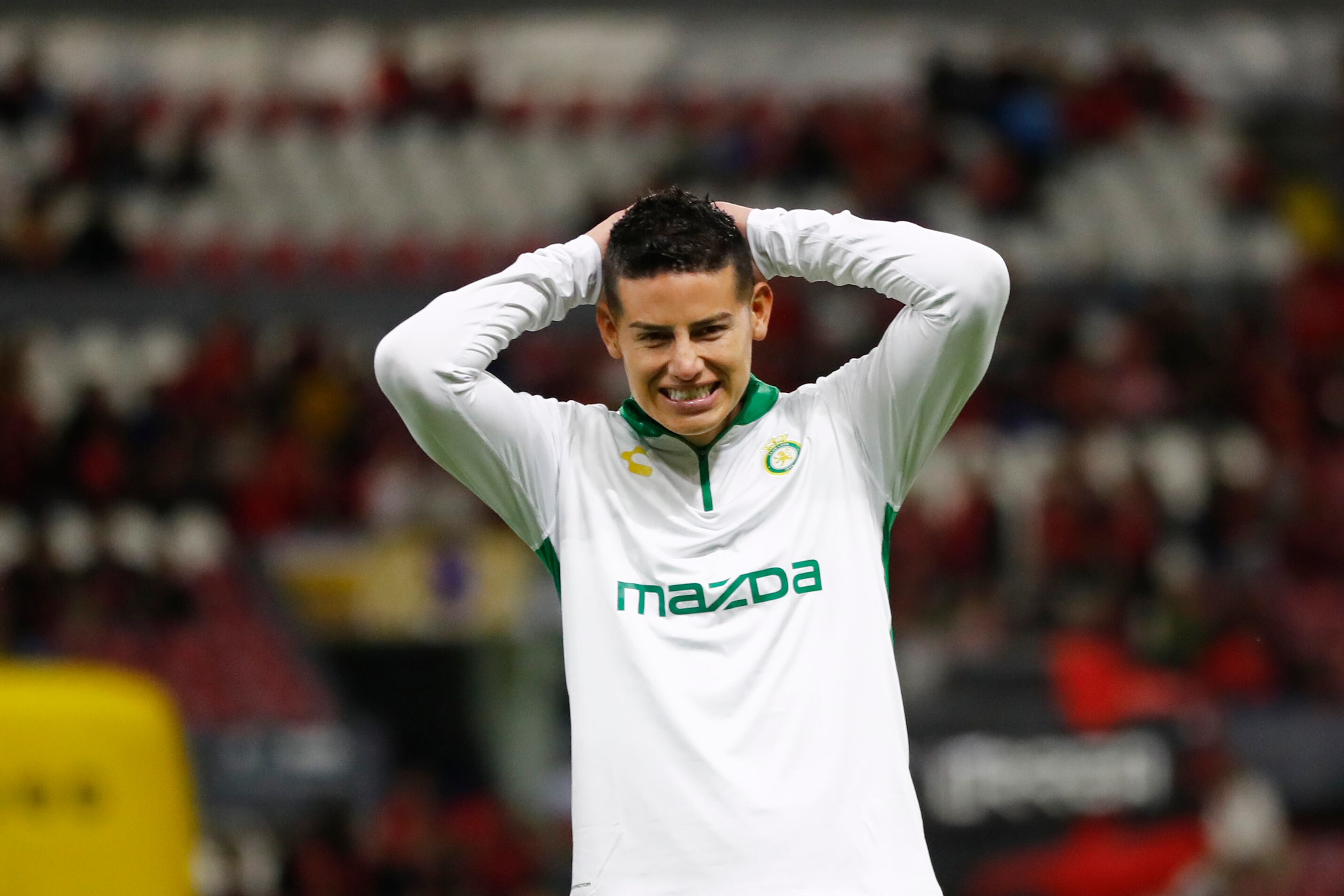 James Rodríguez de León durante el calentamiento previo al partido ante Atlas, este sábado en la jornada 2 del Torneo Clausura 2025 de la liga del fútbol mexicano, en el Estadio Jalisco, en Guadalajara (México). EFE/ Francisco Guasco