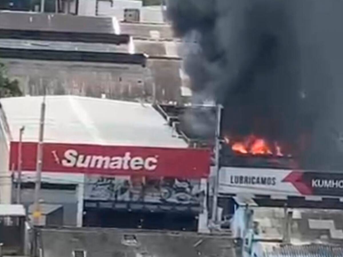 Bomberos controlaron incendio en almacén de El Bosque