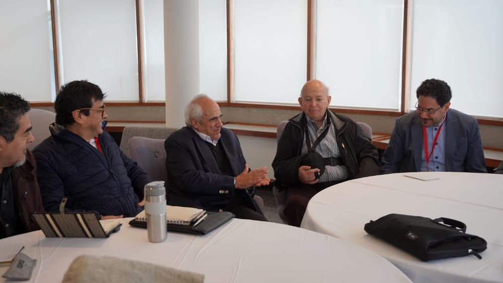 Conversación del expresidente colombiano, Ernesto Samper, con la delegación de gobierno para negociar con el ELN.
(Foto: Ministerio de Comunicación e Información de Venezuela )