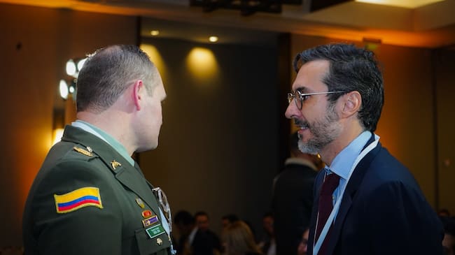 El Coronel Diego León (Izquierda) habló de los esfuerzos de la Policía contra el contrabando. (Foto: Caracol Radio)