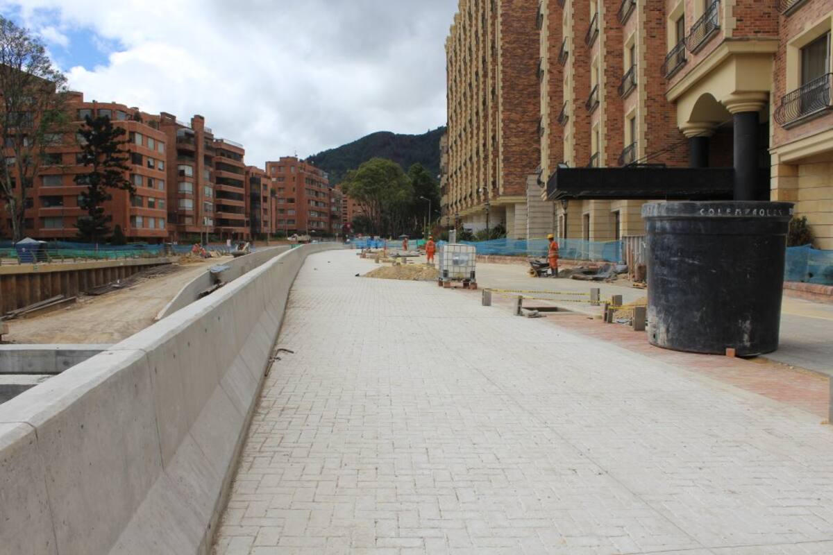 A los 117 días de iniciada la obra se suspendió el contrato con Consorcio Conexión, por la demora en aprobación de los estudios y diseños por parte de las empresas públicas y por el tiempo de aprobación de la tablestaca que se instalaría en el túnel.