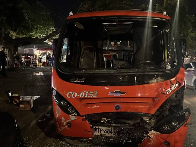 Dos busetas de servicio público chocaron en Ibagué