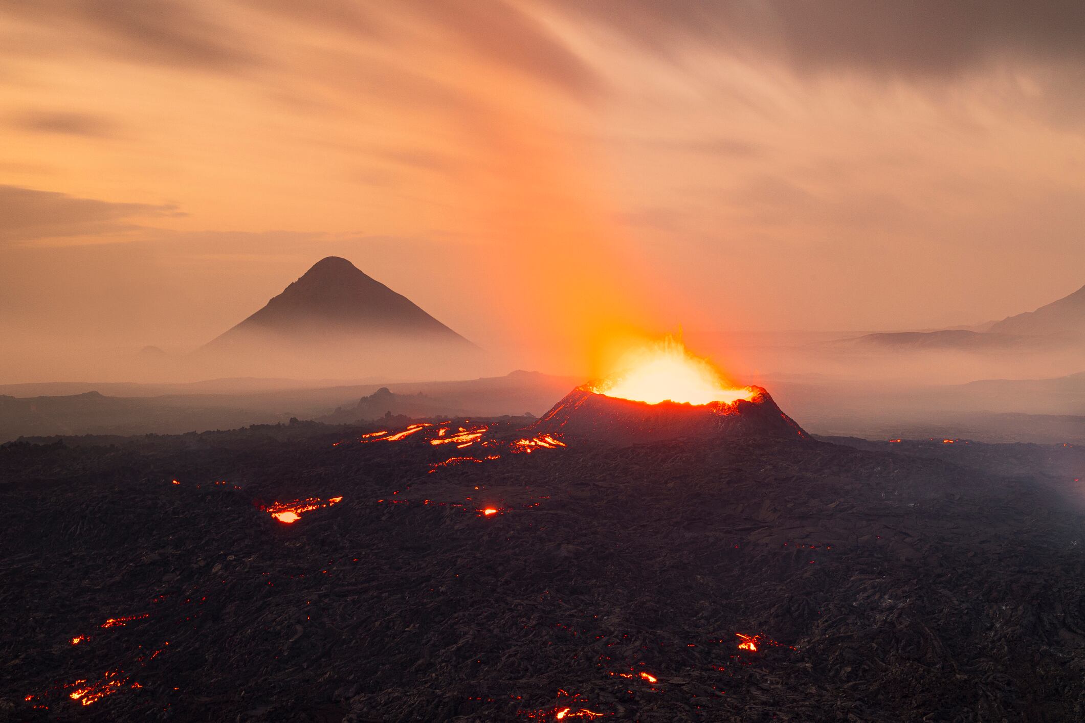 Imagen de referencia de volcán - Getty Images - A long exposure to capture the sunset at of Litli-Hrutur volcano during eruption, Reykjanes peninsula, Iceland, Europe