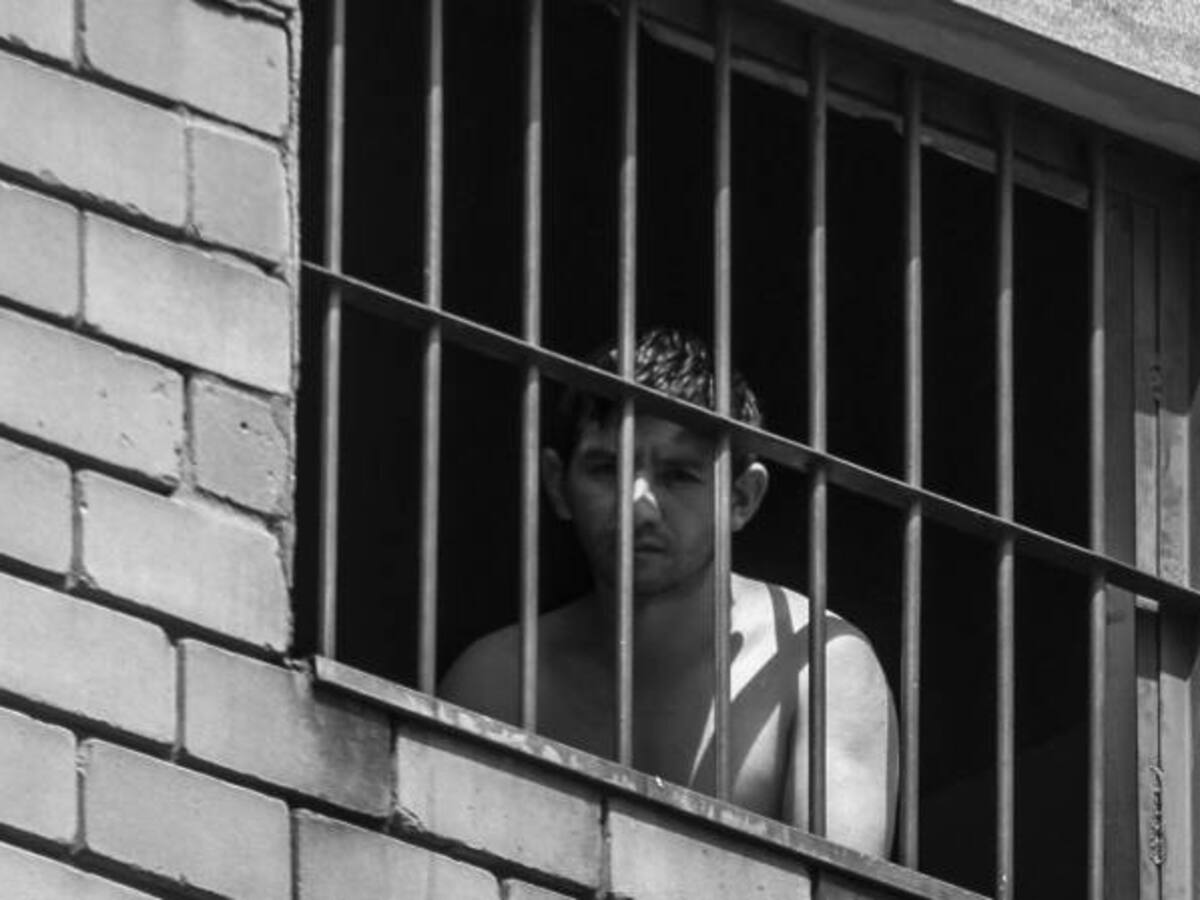 Internos tienen a presos políticos como rehenes en cárcel de Venezuela