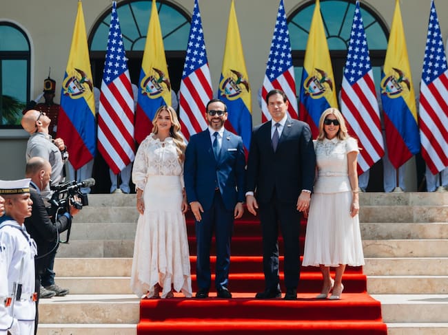 Marco Rubio, secretario de Estado de Estados Unidos, junto a su esposa, Jeanette Rubio (derecha) a Colombia. Junto a ellos, el presidente Abelardo de la Espriella y la primera dama, Ana Lucía Pineda.