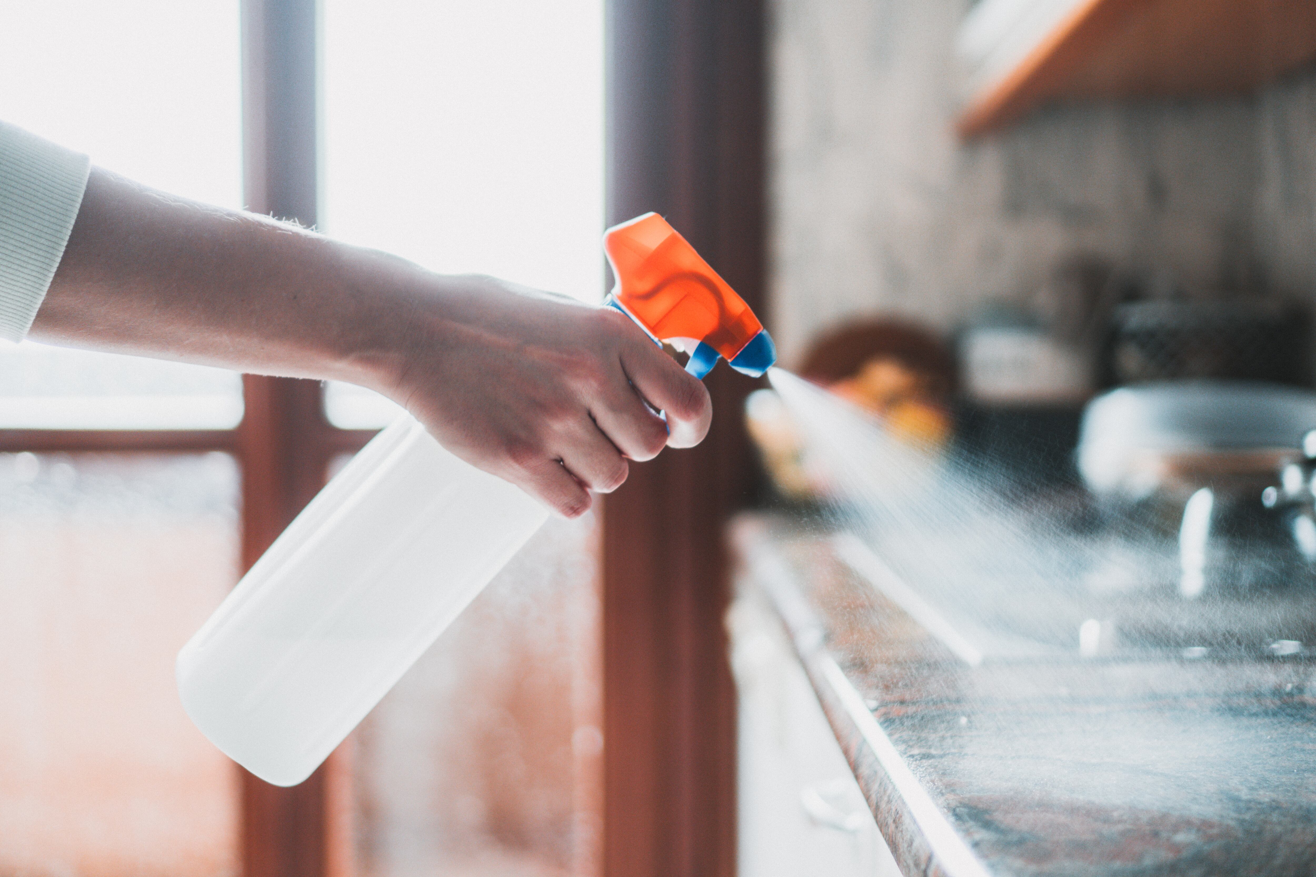 lo que nunca debería limpiar con cloro en su vivienda - Getty Images